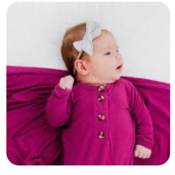 LOU LOU & COMPANY - Zuri newborn gown, swaddle blanket and mittens bundle - Picture 3 of 5